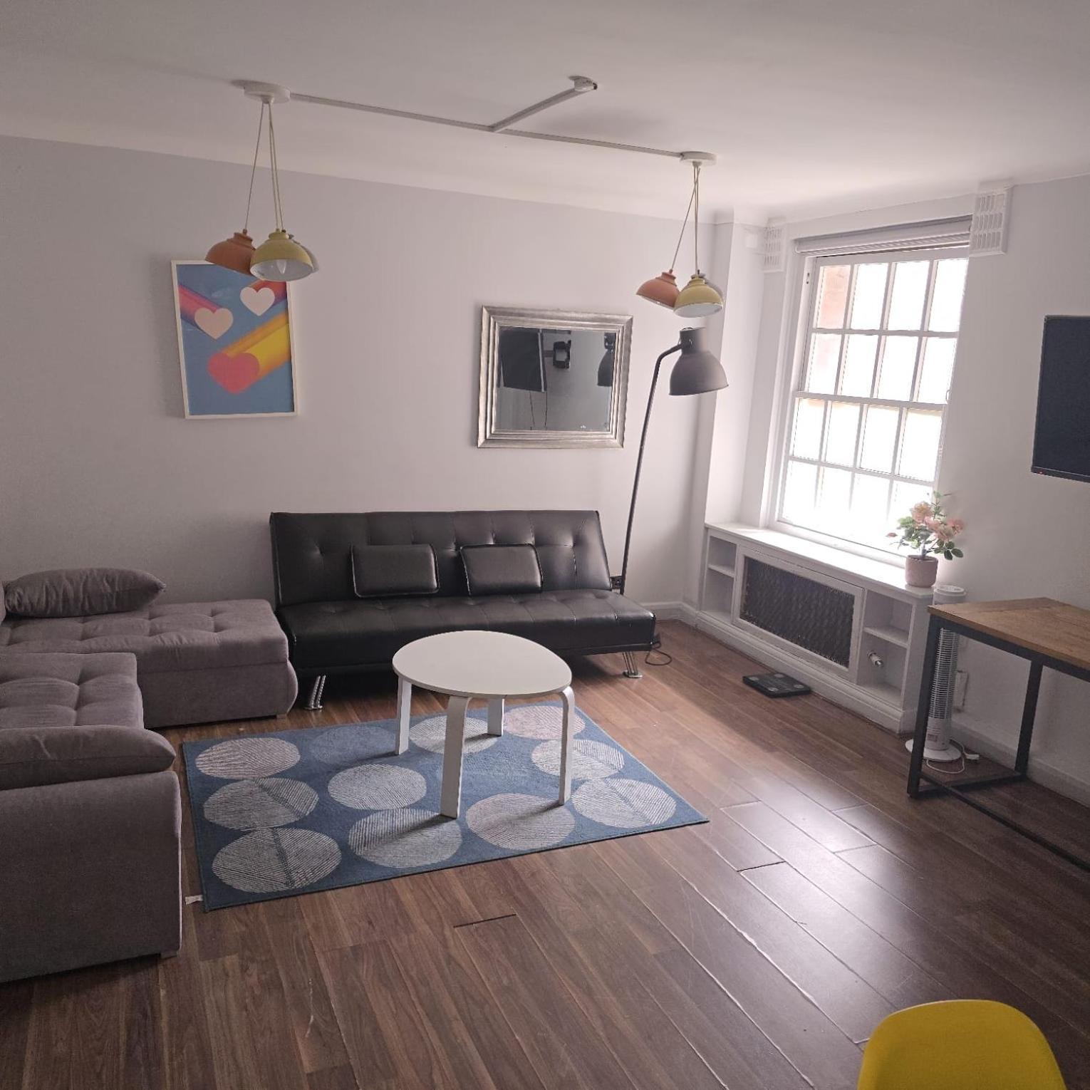 2 Bed Flat In * Londra