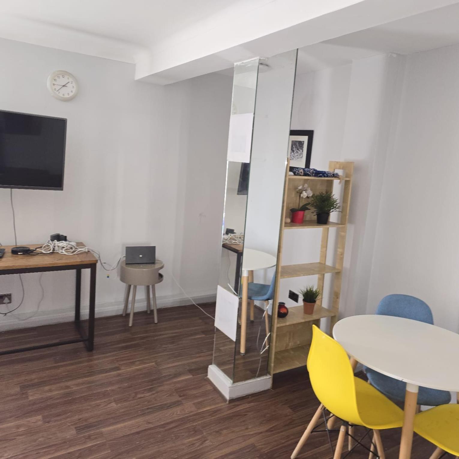 2 Bed Flat In Appartamento