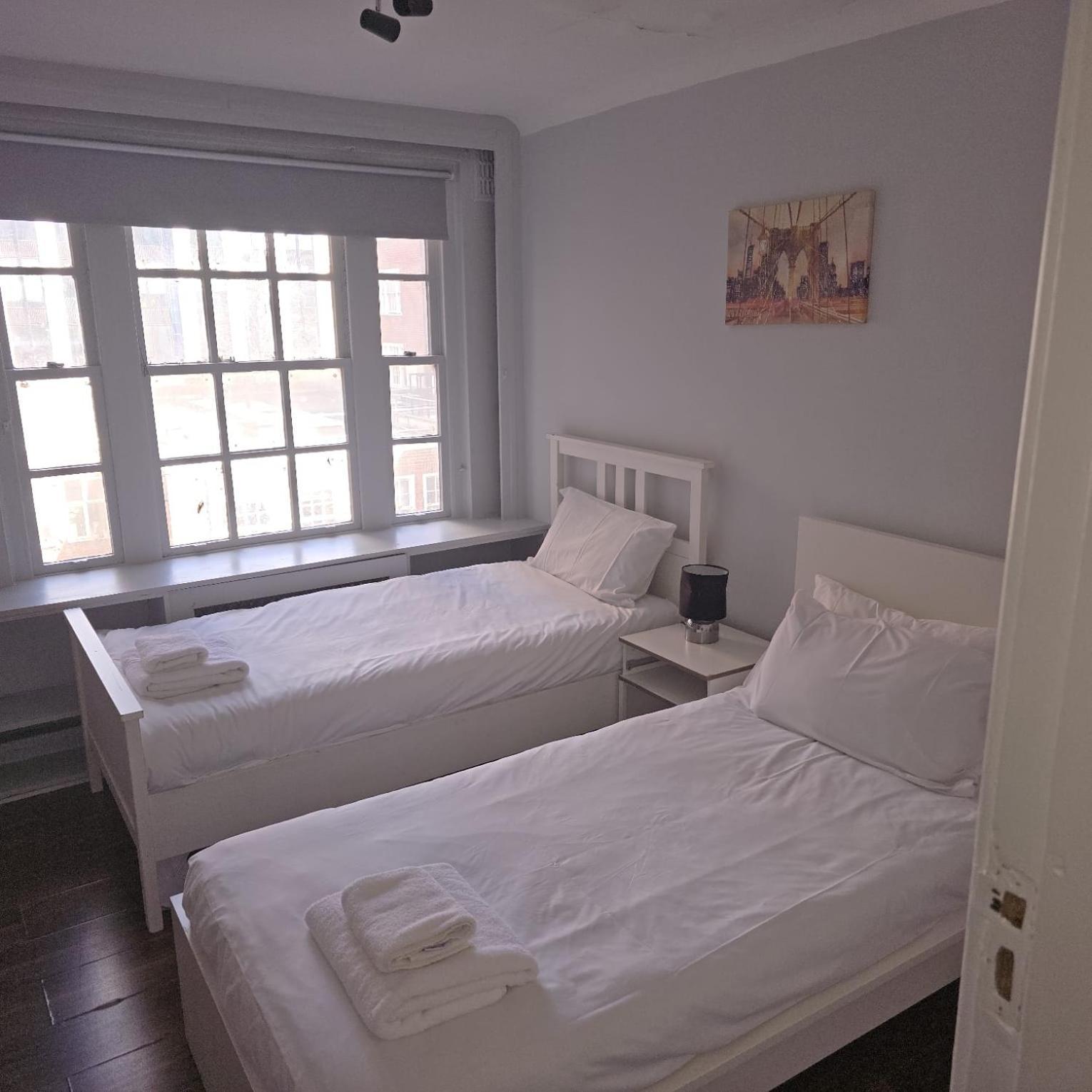 2 Bed Flat In * Londra